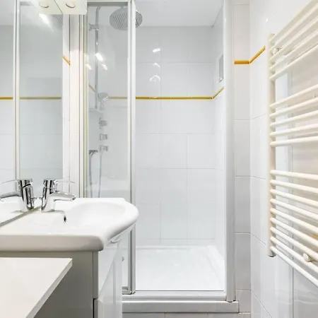 Proche Champ De Mars - Iv